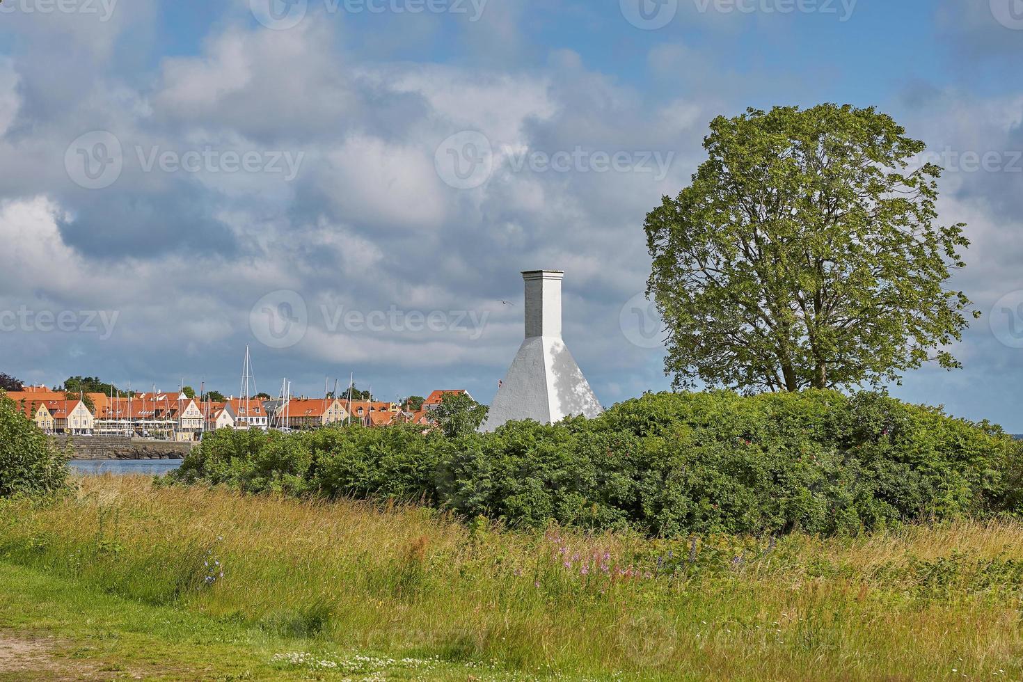 Los techos y chimeneas de casas de humo muy pequeñas tan típicas y famosas por el pequeño pueblo de Svaneke en la isla de Bornholm en Dinamarca foto