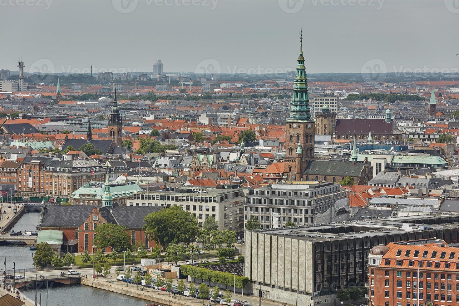 Horizonte de la ciudad escandinava de Copenhague en Dinamarca durante un día nublado foto