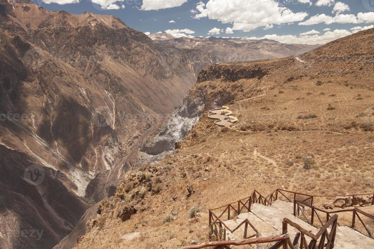 Mirador para avistar cóndores en el colca arequipa perú foto