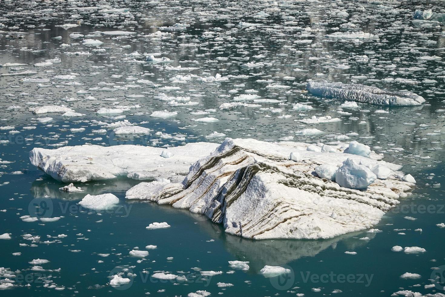 Gran iceberg flotando en el glaciar Hubbard cercano en Alaska foto