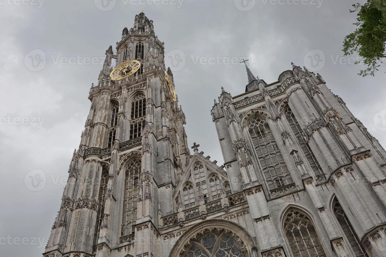 Vista de una catedral de nuestra señora en Amberes, Bélgica foto