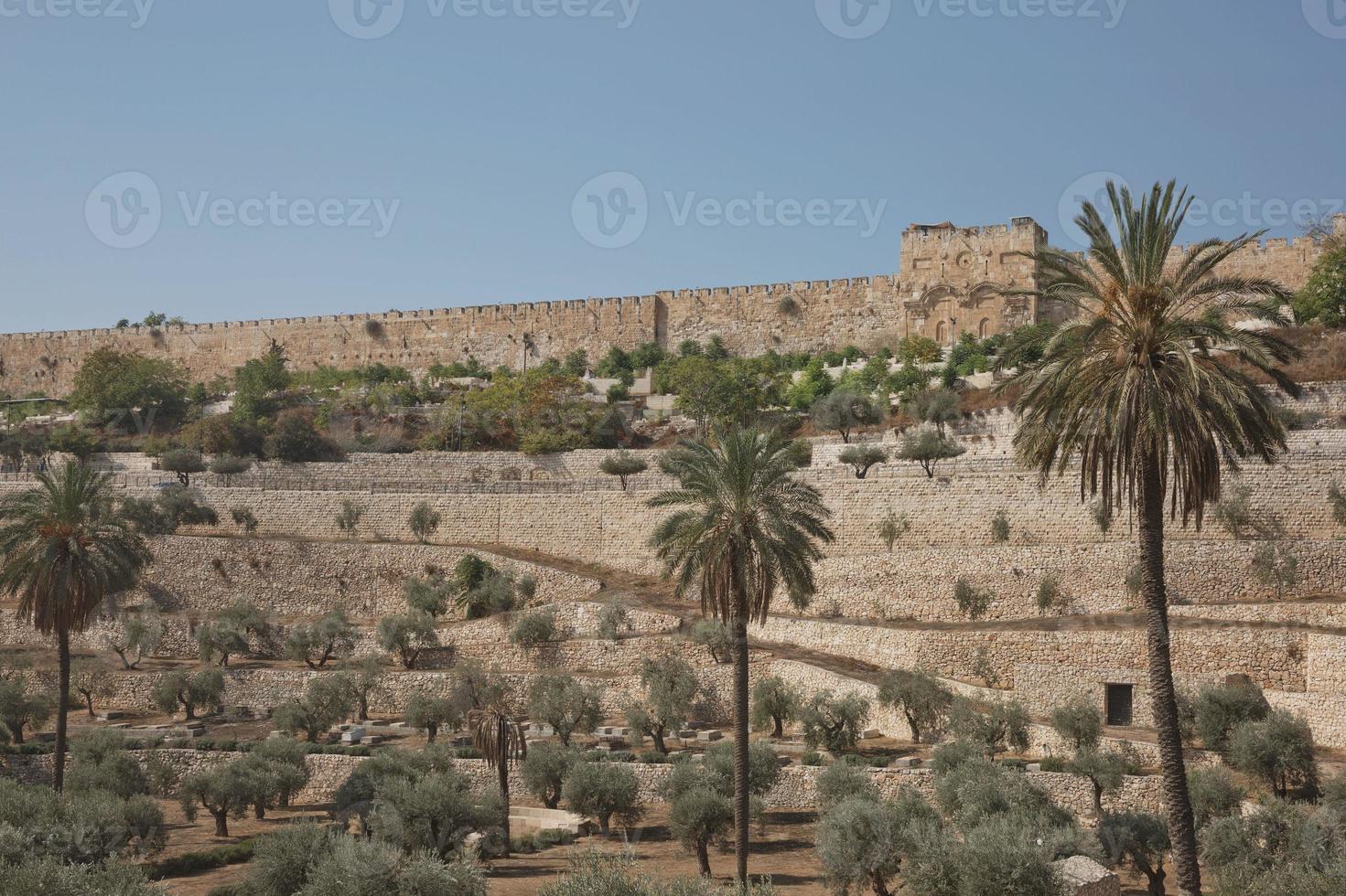 Terrazas del valle de Kidron y la muralla de la ciudad vieja de Jerusalén en Israel foto