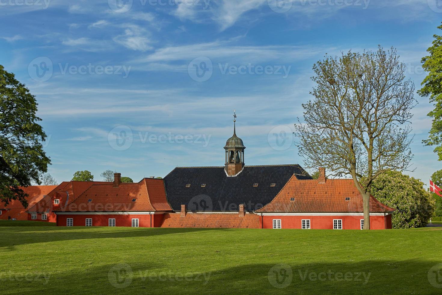 Casas rojas en la histórica fortaleza kastellet en Copenhague foto