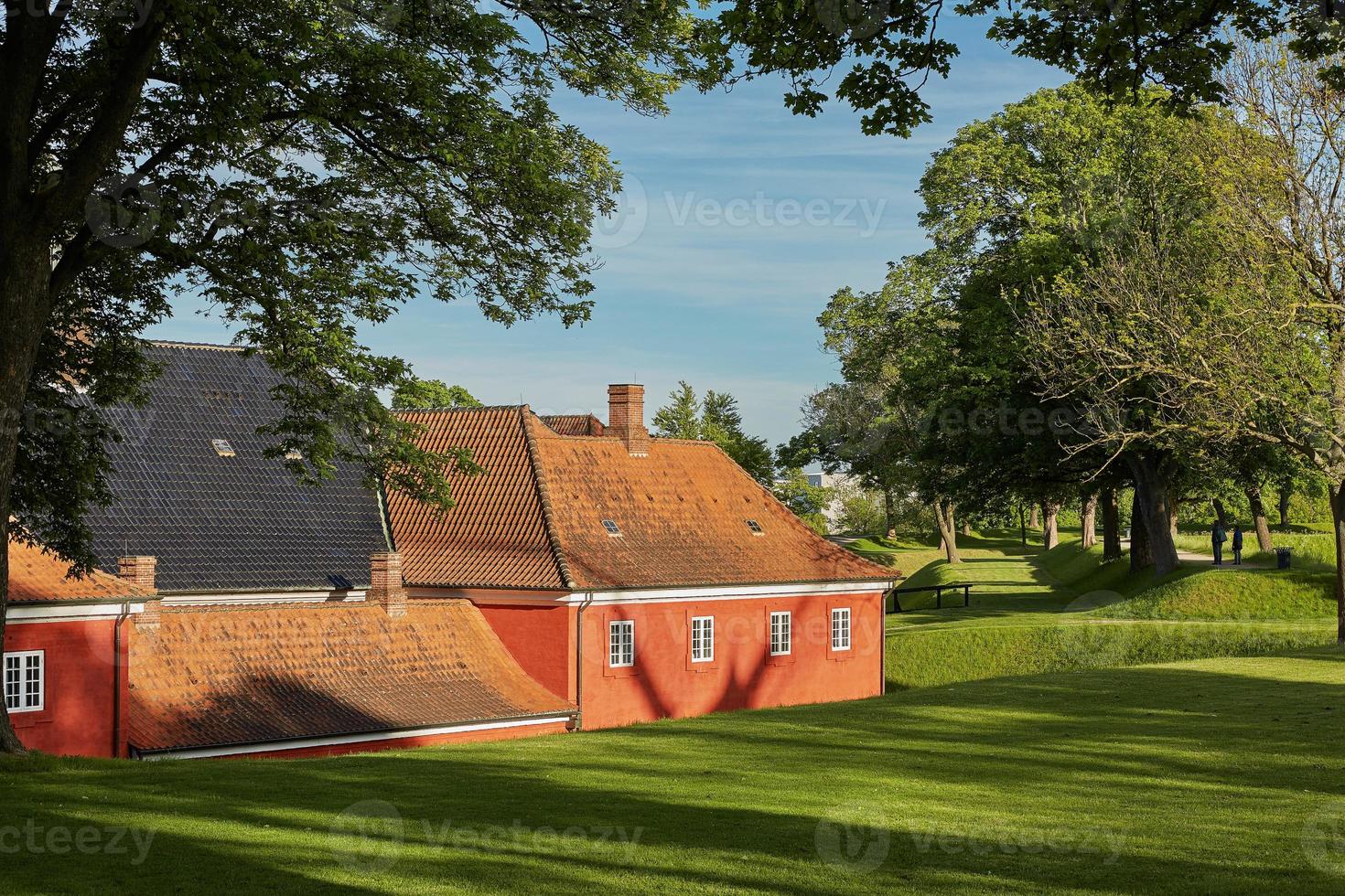 Casas rojas en la histórica fortaleza kastellet en Copenhague foto