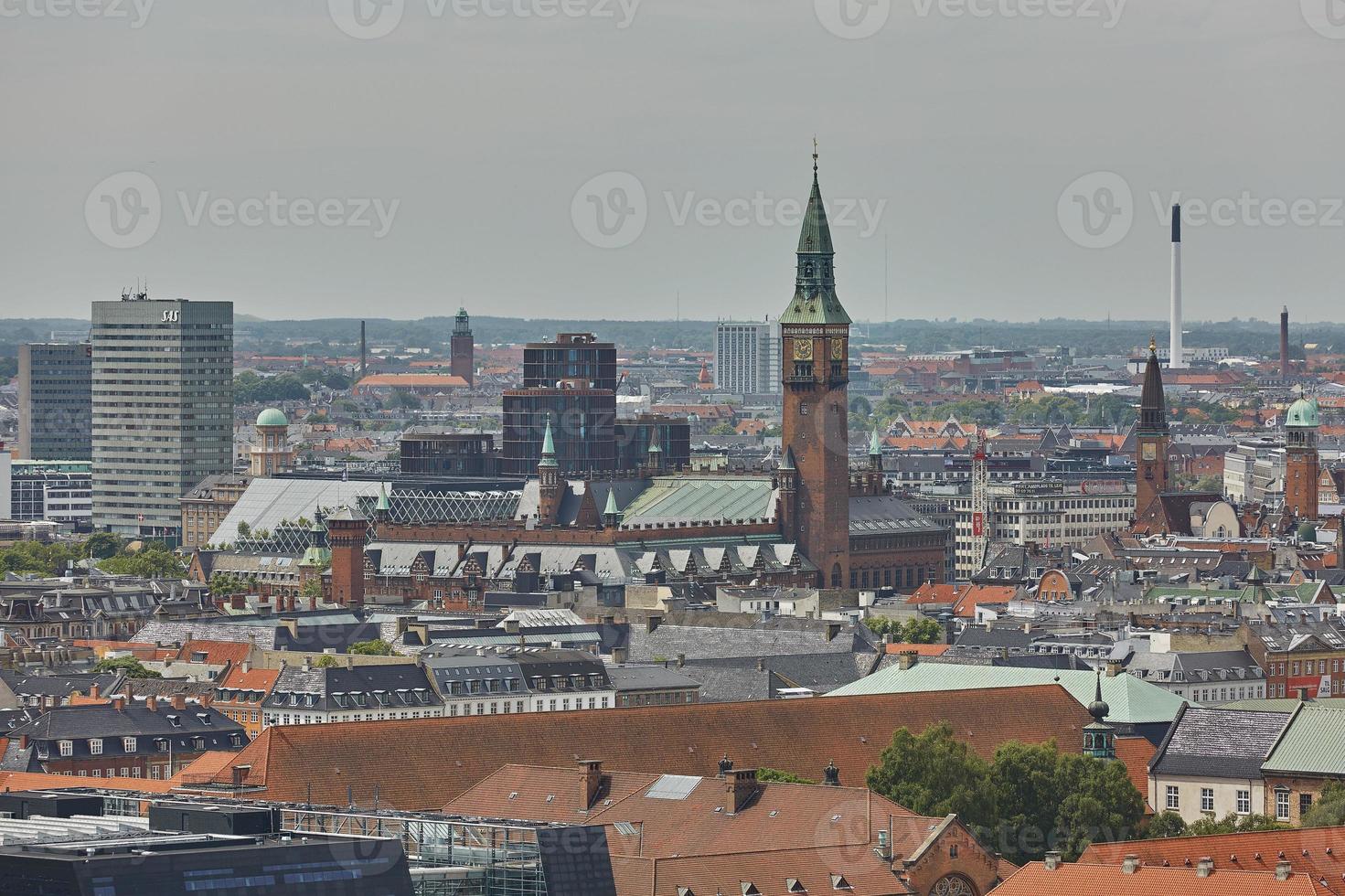 Horizonte de la ciudad escandinava de Copenhague en Dinamarca durante un día nublado foto