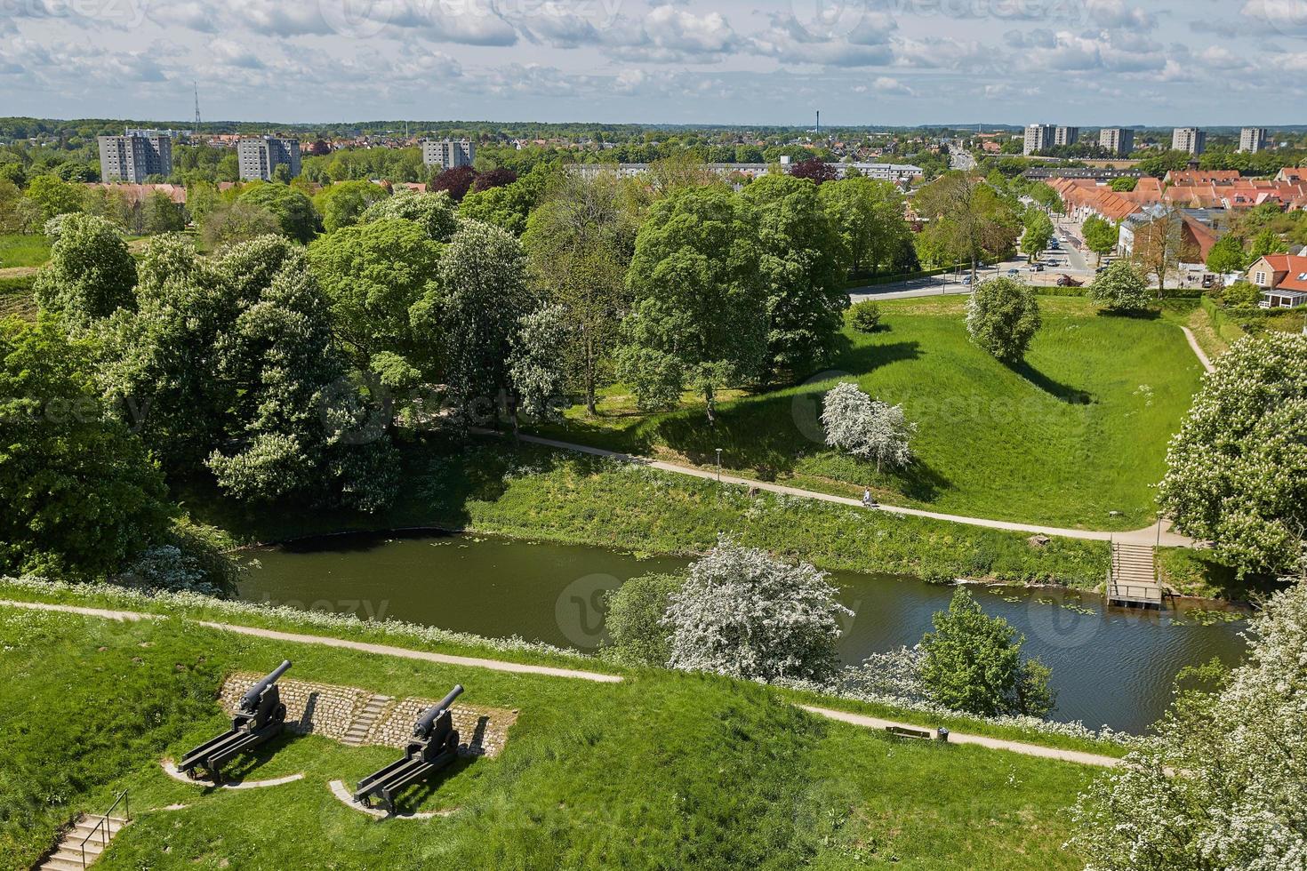 Viejo cañón de bronce en la muralla de la ciudad de Fredericia Dinamarca foto