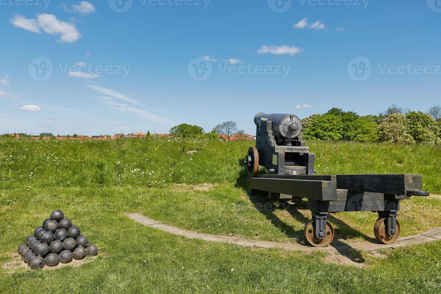 Viejo cañón de bronce en la muralla de la ciudad de Fredericia Dinamarca foto