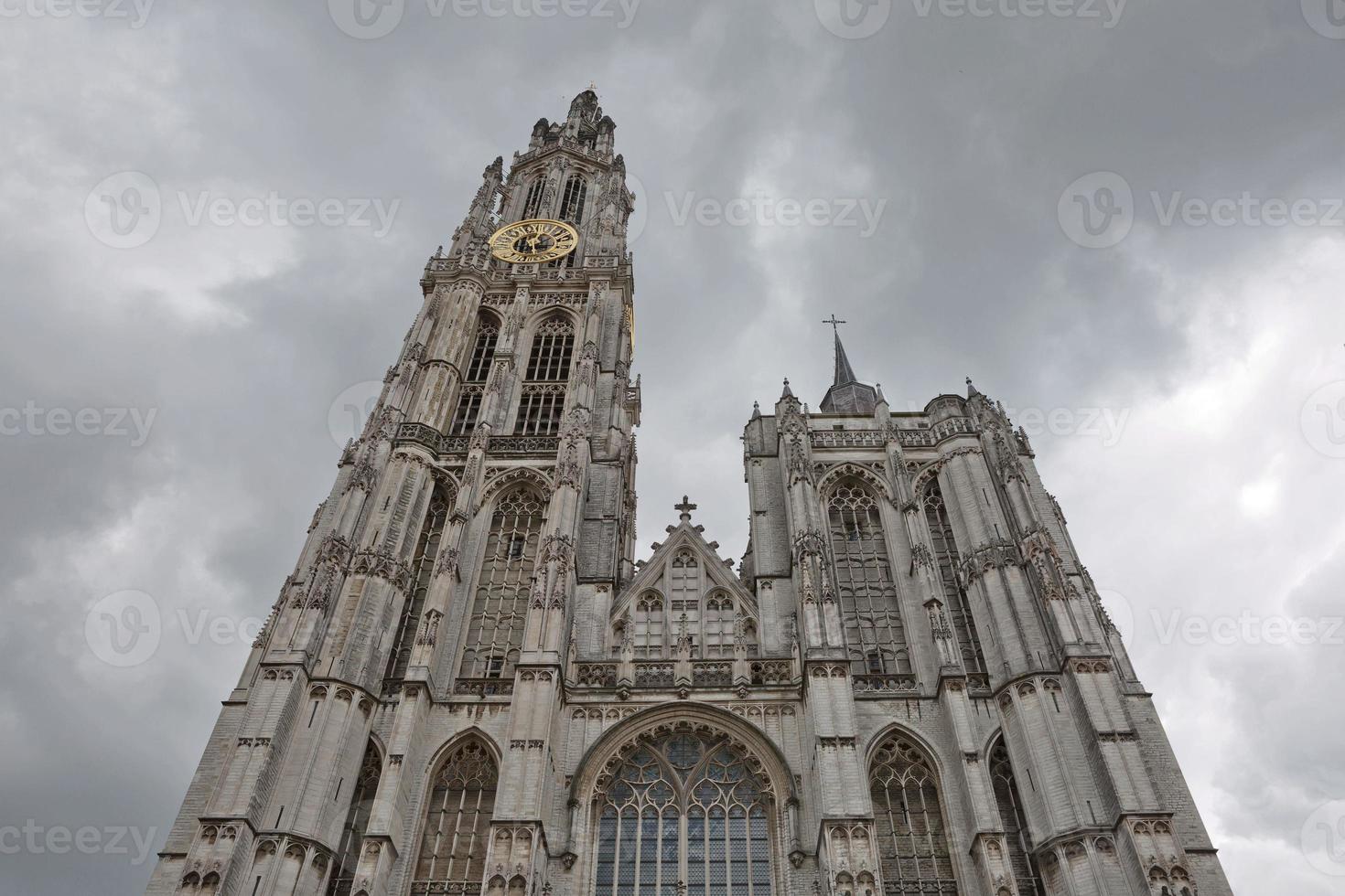 Vista de una catedral de nuestra señora en Amberes, Bélgica foto