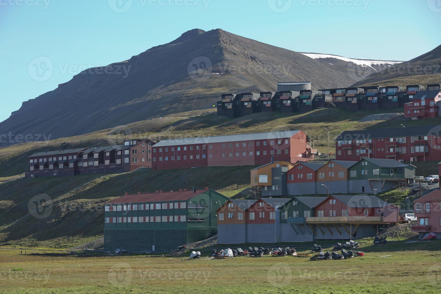 Casas de madera de colores tradicionales en un día soleado en Longyearbyen Svalbard foto