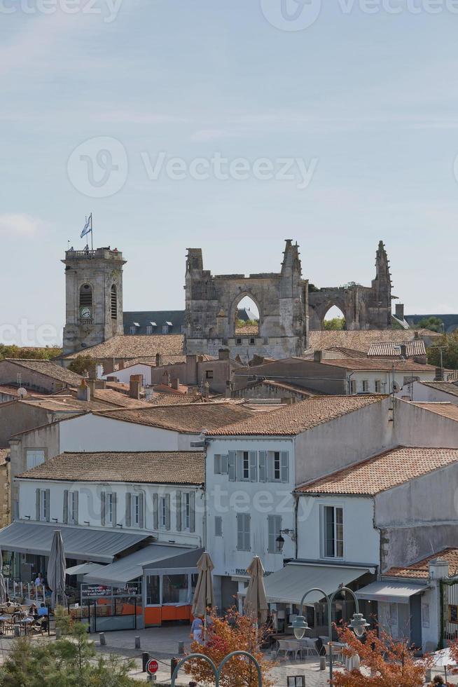 Vista aérea de Saint Martin de Re desde la iglesia Saint Martin en Ile de Re en Francia foto