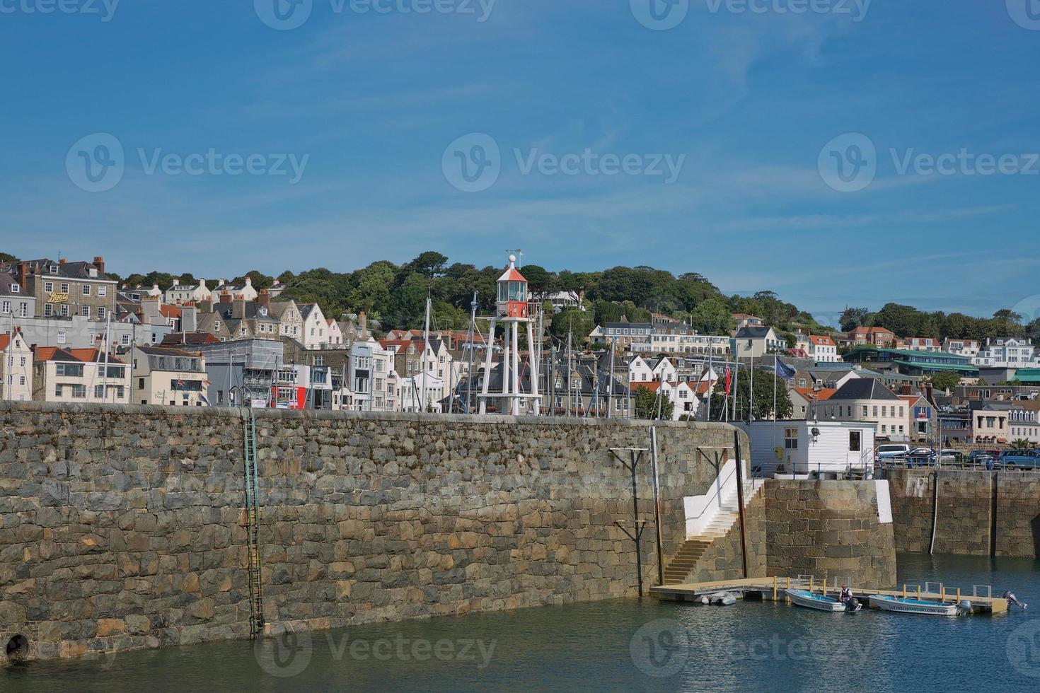 Vista panorámica de una bahía en el puerto de San Pedro en Guernsey, Islas del Canal, Reino Unido foto