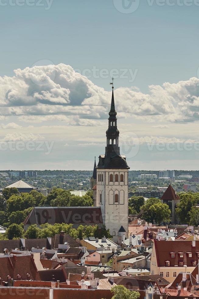 Vista de la muralla que rodea el centro de la ciudad de Tallin en Estonia y la catedral de Alexander Nevsky foto