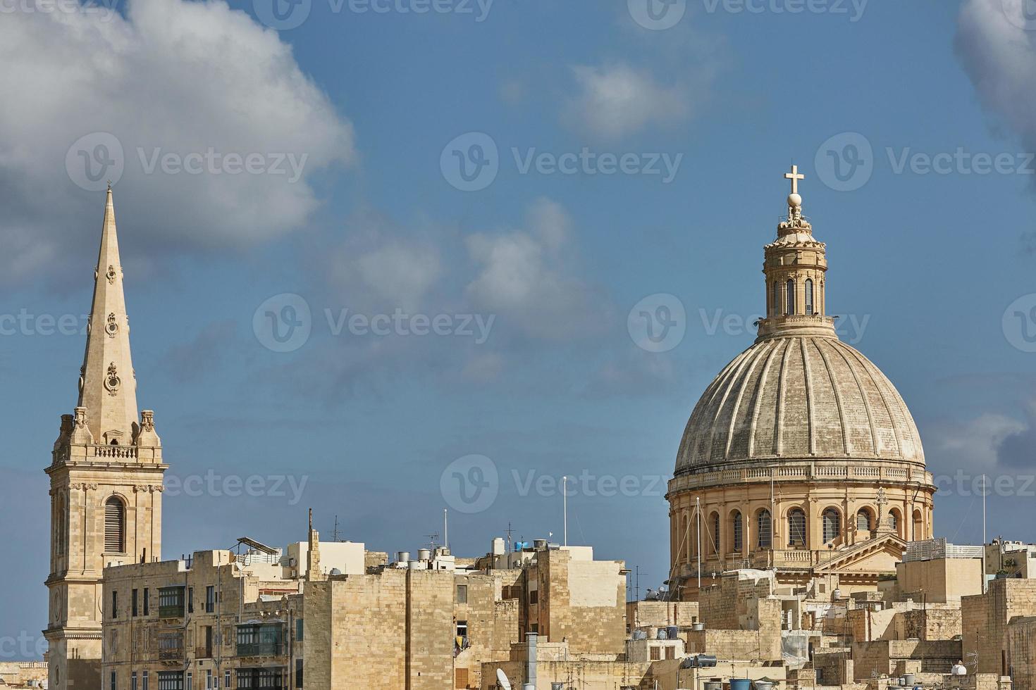 Iglesia y arquitectura tradicional en La Valeta en Malta foto