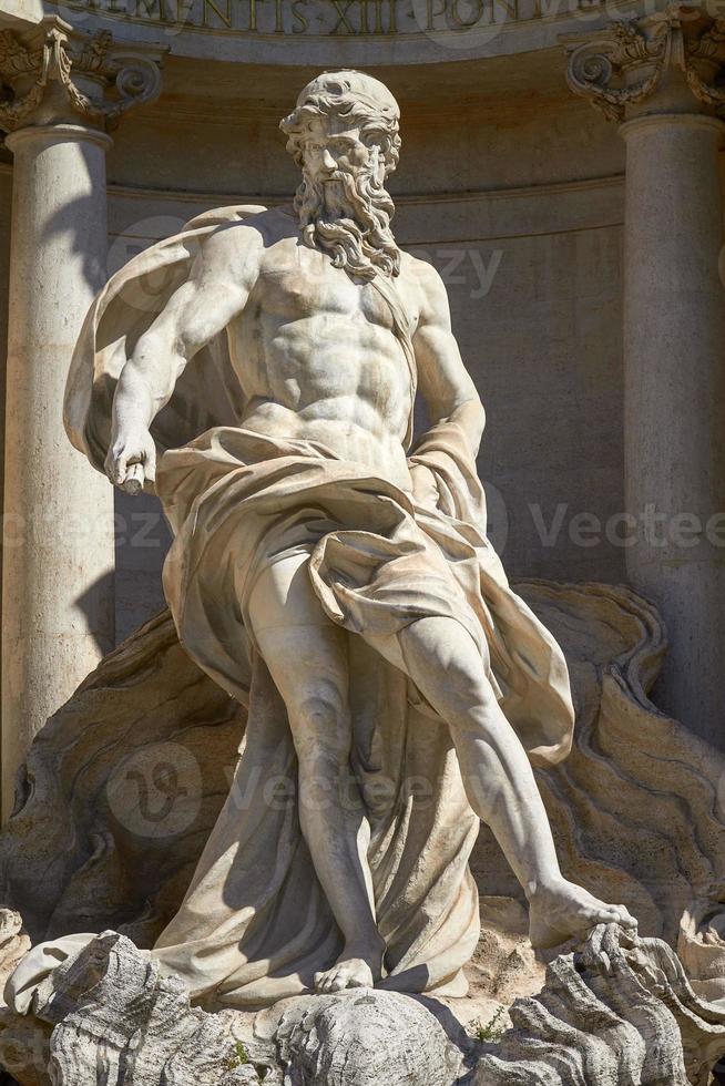 La estatua de Neptuno de la Fontana di Trevi en Roma Italia foto