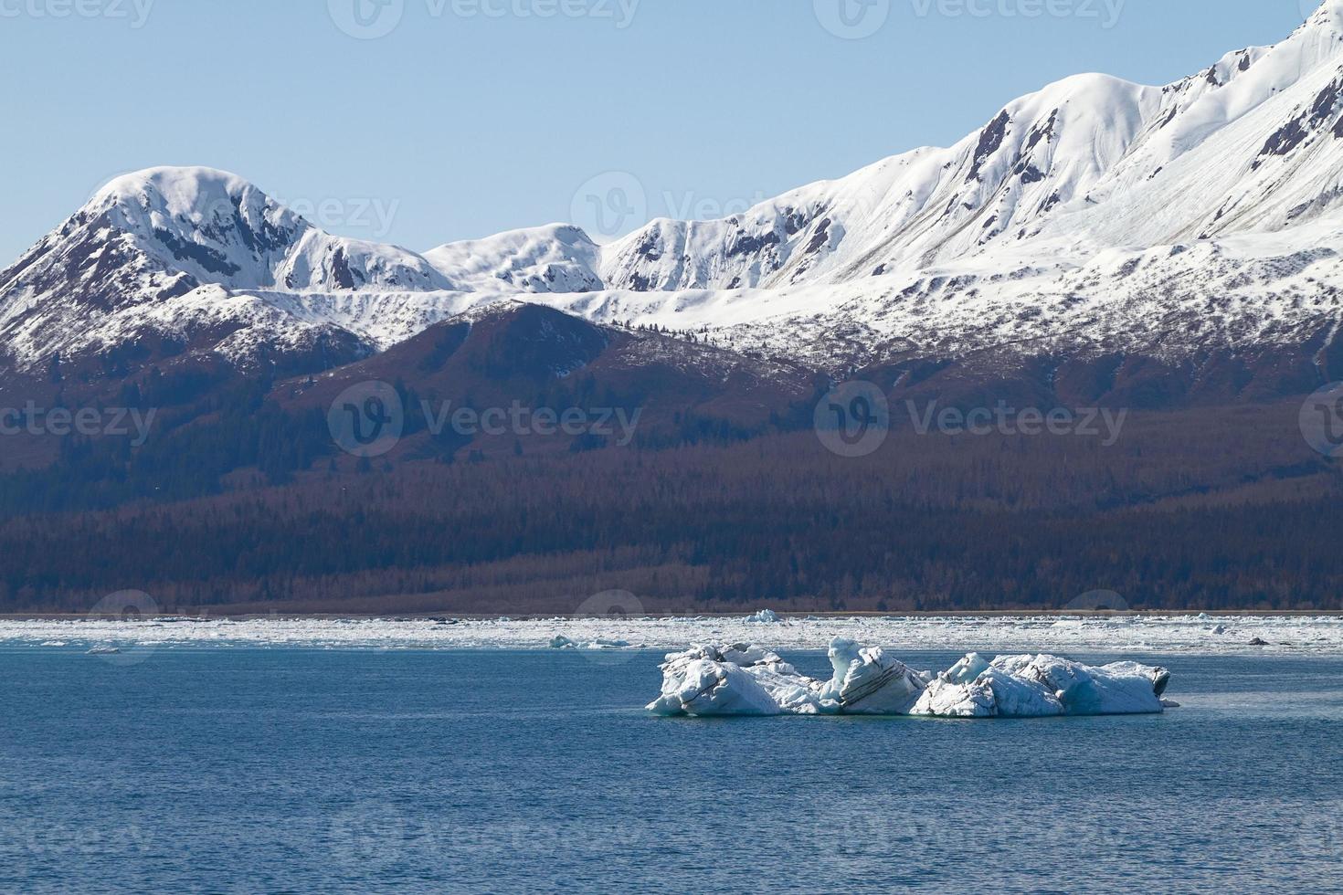 Iceberg flotando en el mar cerca del glaciar Hubbard en Alaska foto