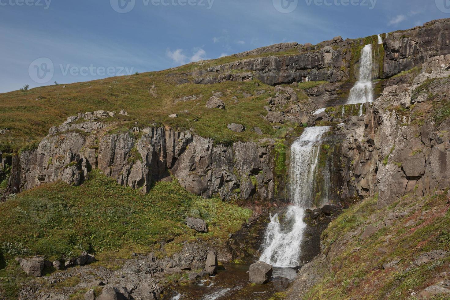 Hermosa cascada Bleiksarfoss en Eskifjordur al este de Islandia foto