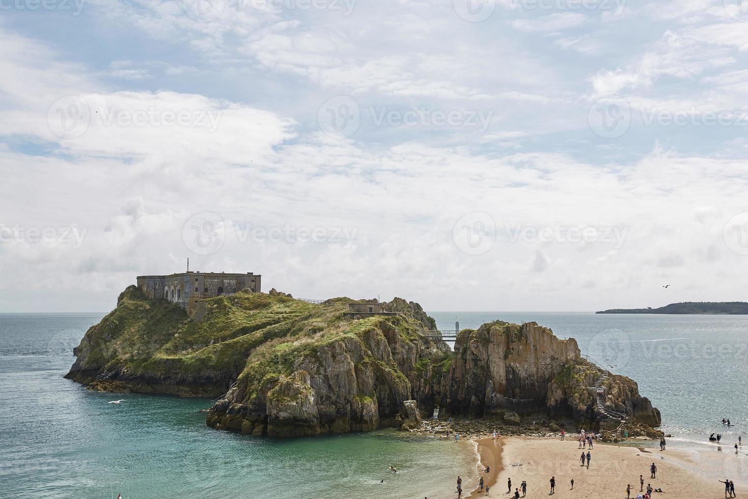 La gente en la playa en Tenby, Gales, Reino Unido foto