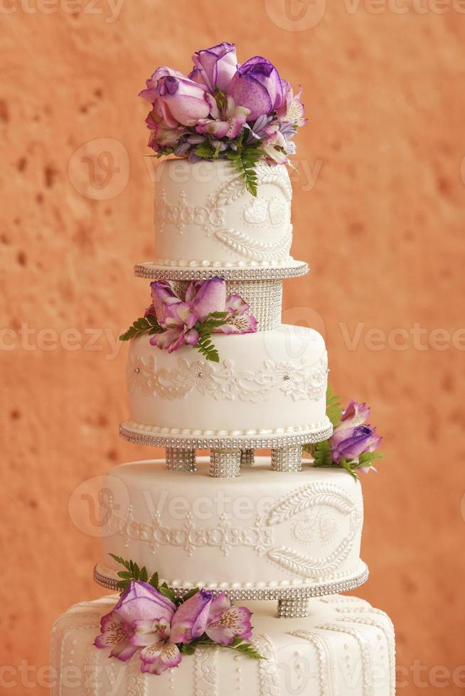 pastel de bodas blanco decorado con flores foto