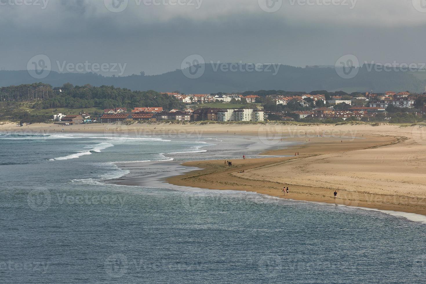 Gente disfrutando de un día de verano en una playa en Santander, España foto