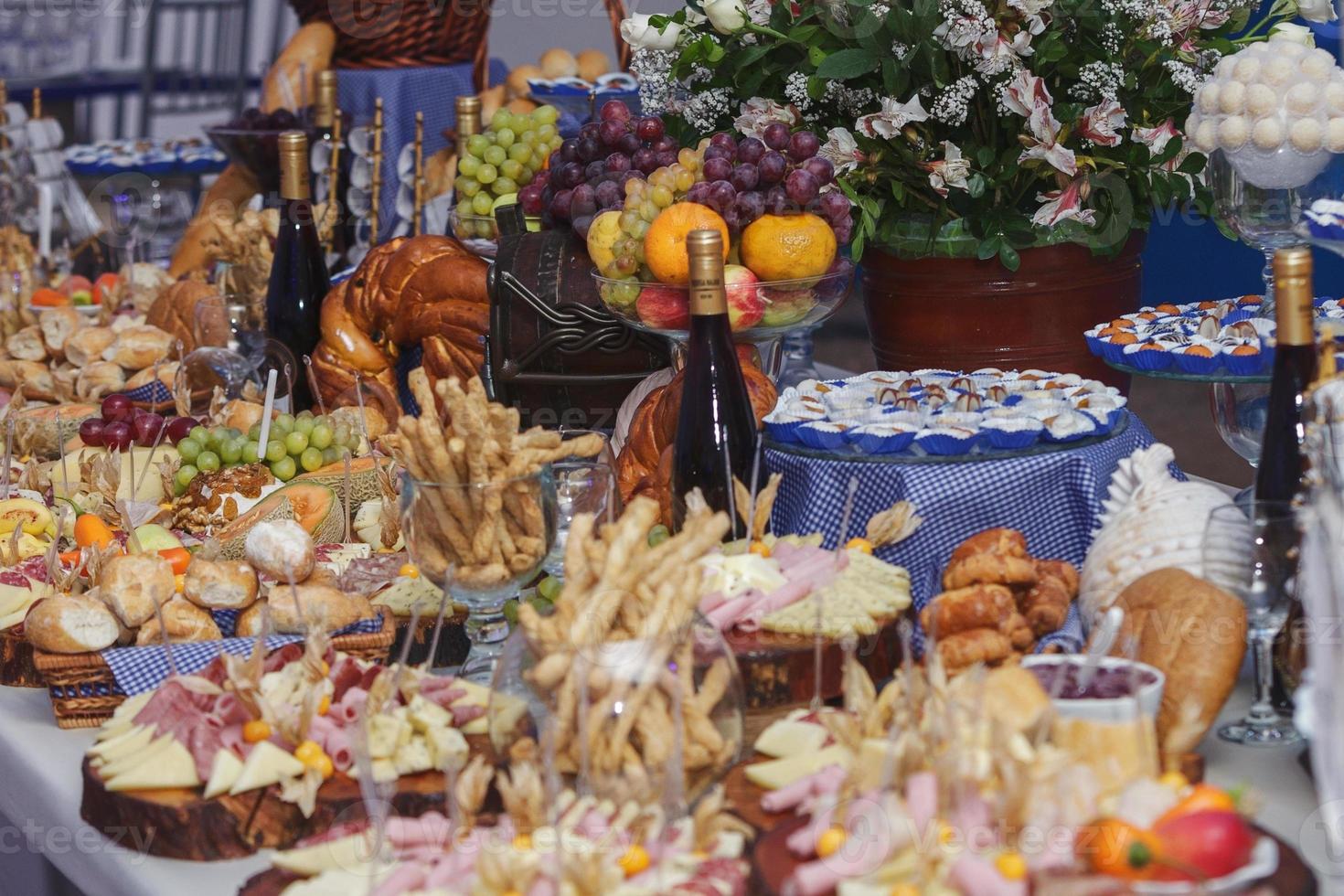 Catering comida con decoración durante la celebración y la recepción. foto