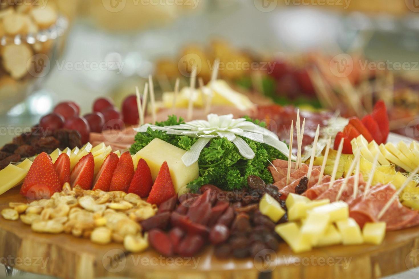 servicio de catering con diversas frutas y verduras foto