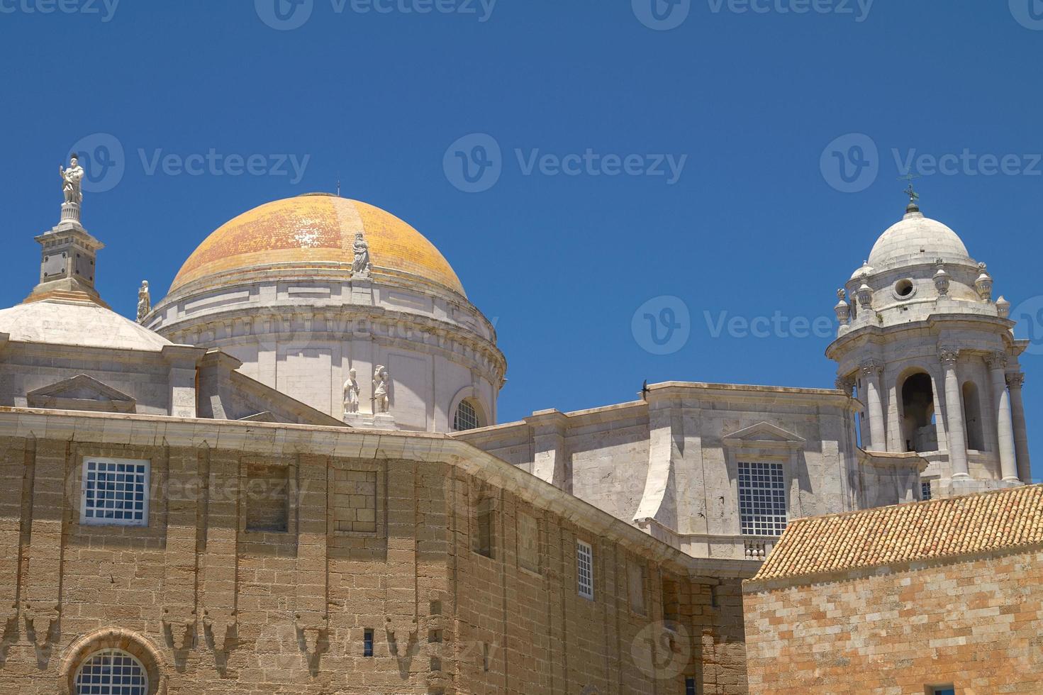 Cerrar vista de las cúpulas de la catedral de Cádiz España foto