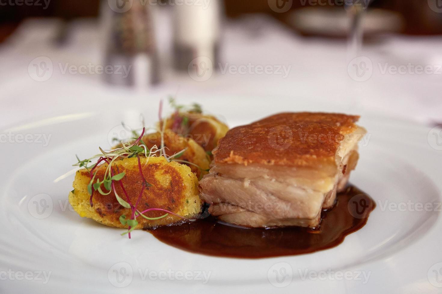 Comida tradicional peruana llamada chicharron de panceta de cerdo servida en un restaurante. foto