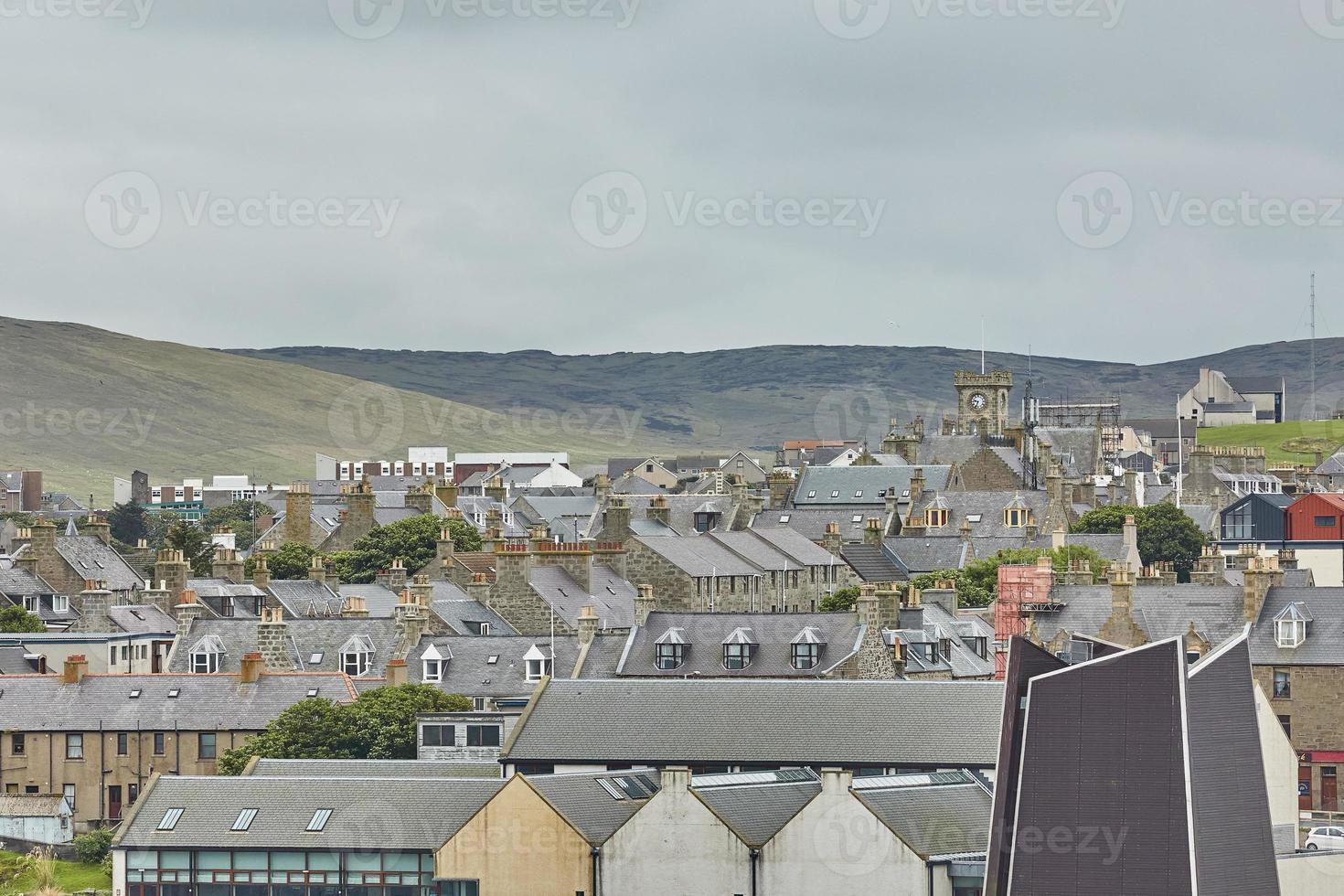 El centro de la ciudad de Lerwick bajo un cielo nublado Lerwick Islas Shetland de Escocia Reino Unido foto