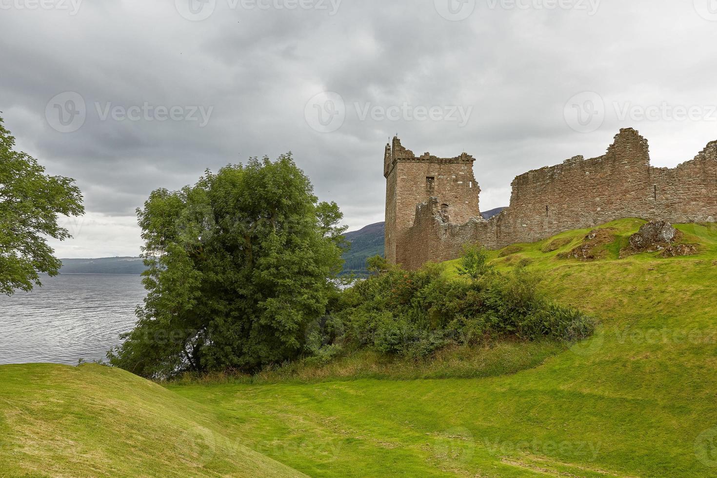 Castillo de Urquhart en la orilla del lago Ness en Escocia foto