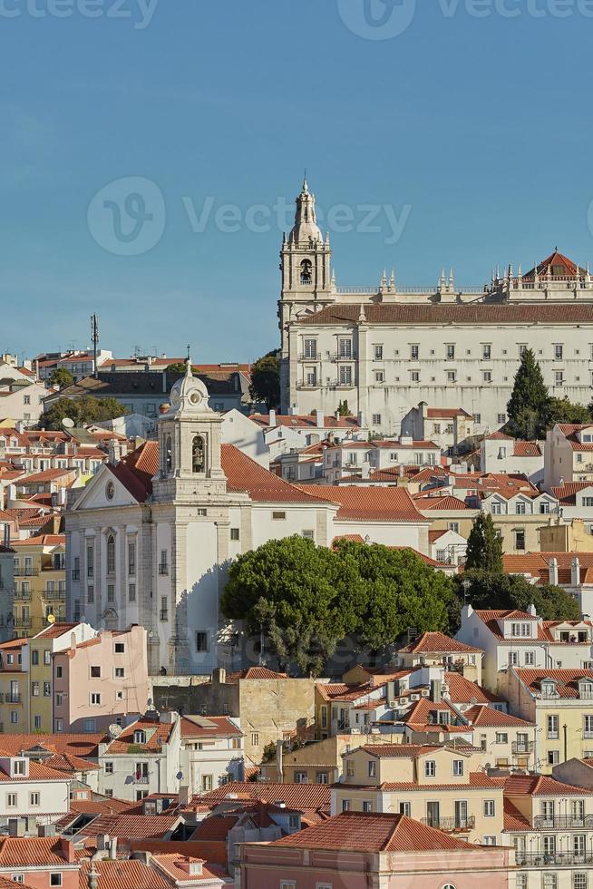 Vista de la arquitectura tradicional y las casas en la colina de Sao Jorge en Lisboa, Portugal foto