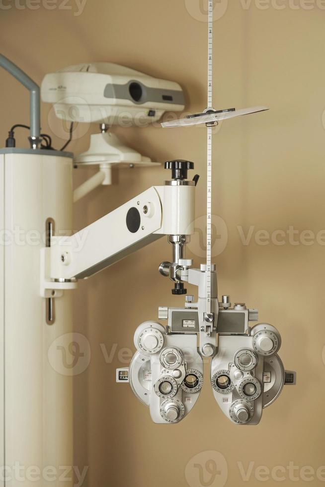 Dispositivo óptico de foróptero para medir la visión del ojo humano. foto