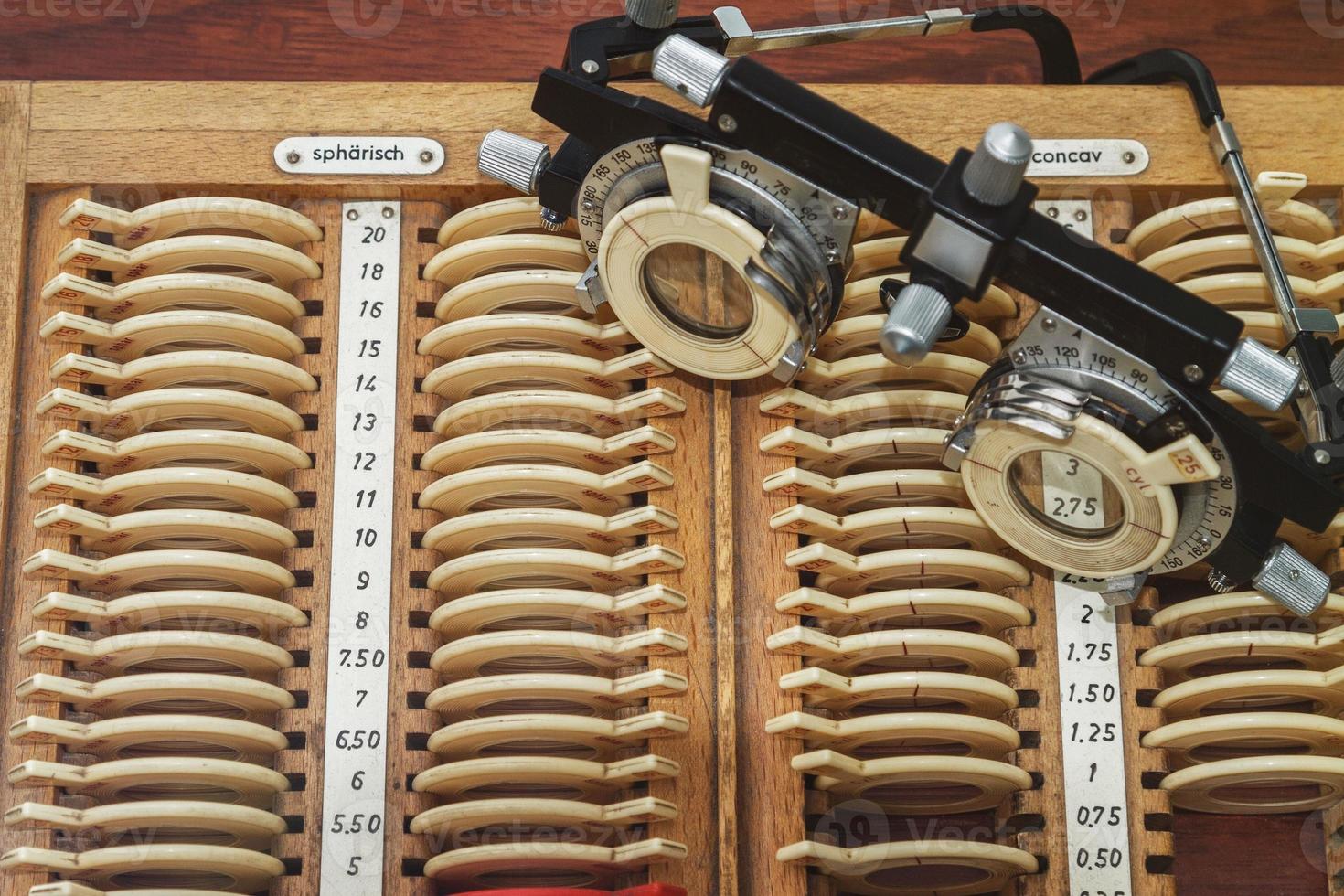 óptico con conjunto de monturas de prueba y lentes de prueba foto