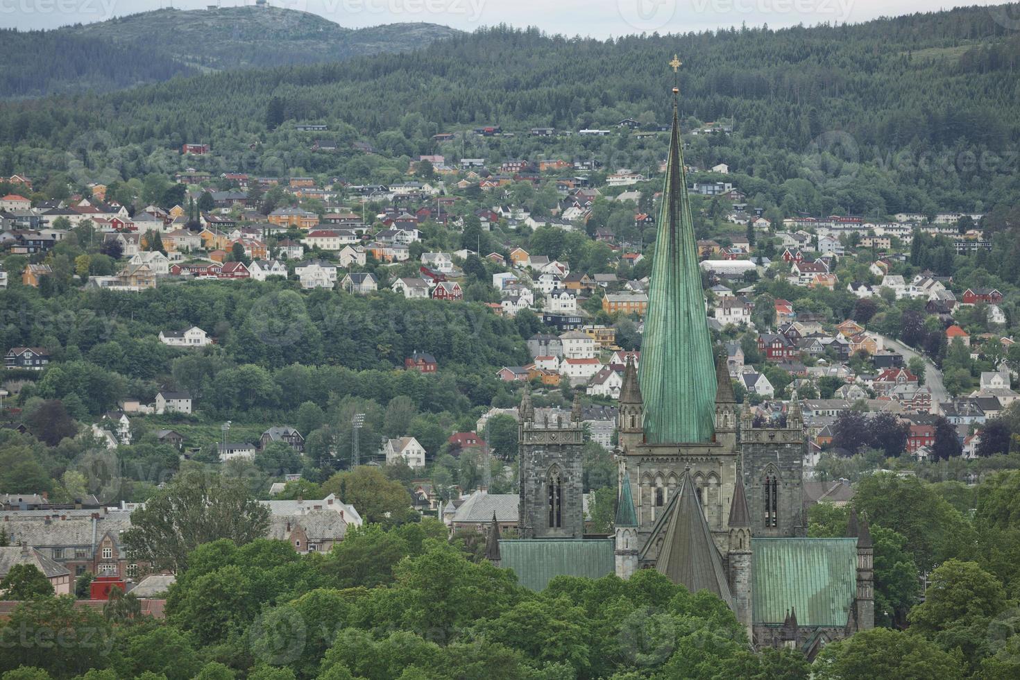 La catedral de Nidaros en el centro de la ciudad de Trondheim en Noruega foto