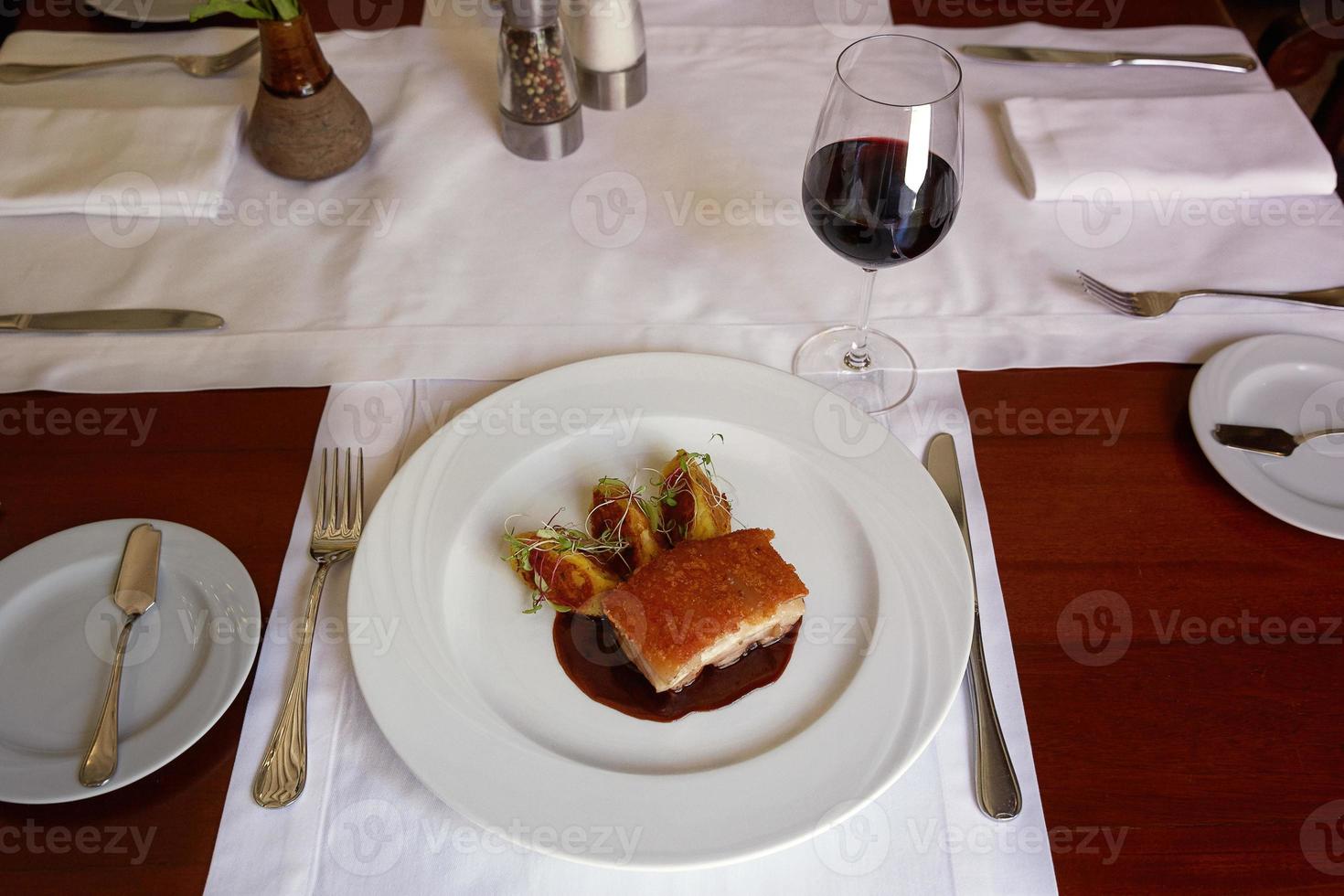 Comida tradicional peruana llamada chicharron de panceta de cerdo servida en un restaurante. foto