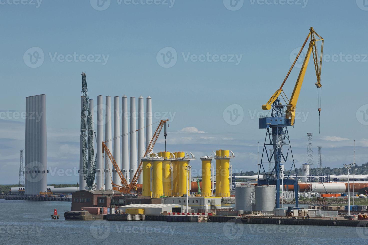 Grandes grúas industriales cargando un buque portacontenedores en el puerto de Belfast en Irlanda foto