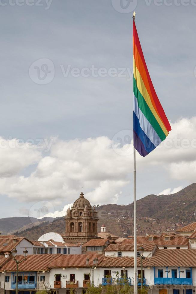 plaza de armas en cuzco con su bandera foto