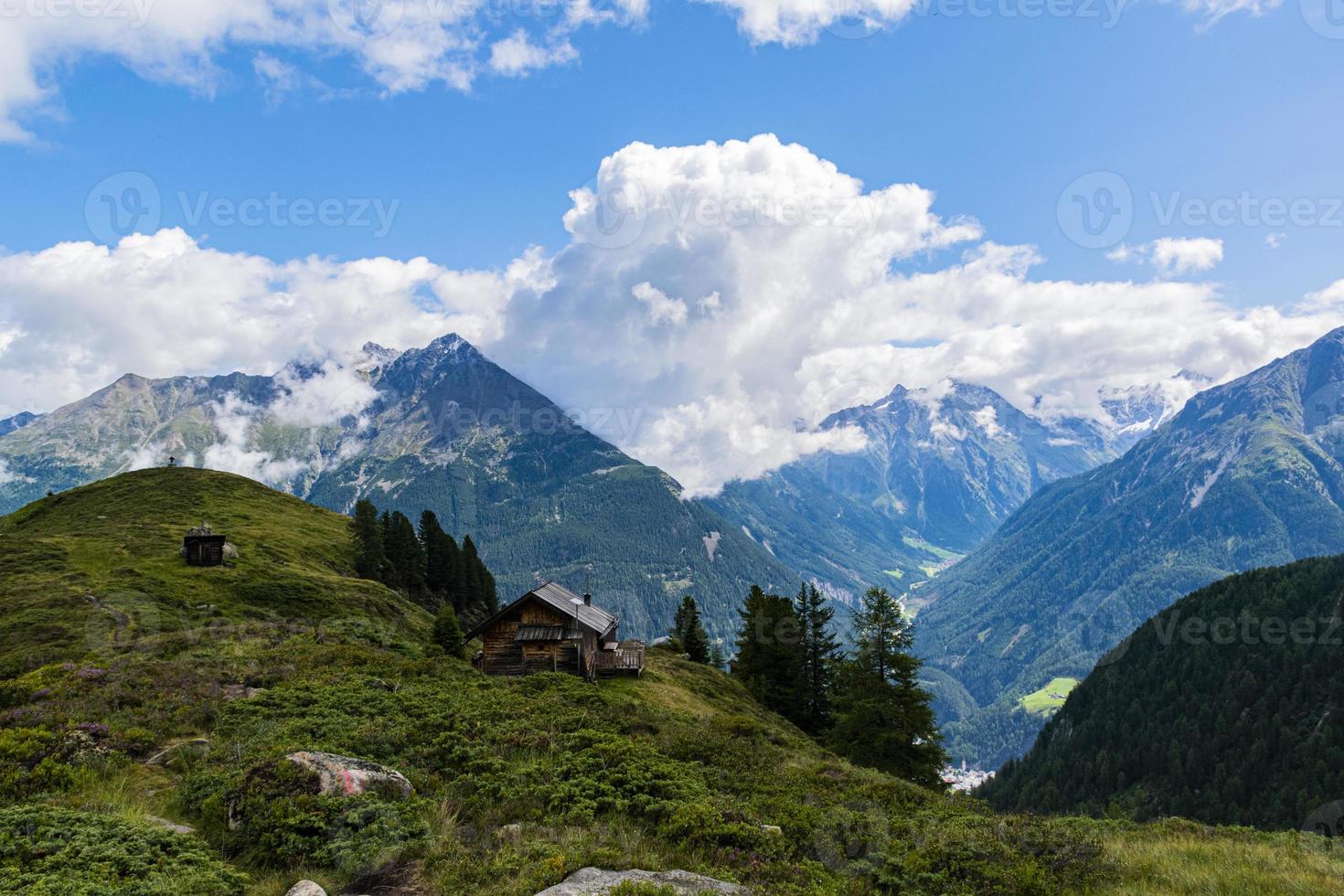 refugio de montaña y nubes foto