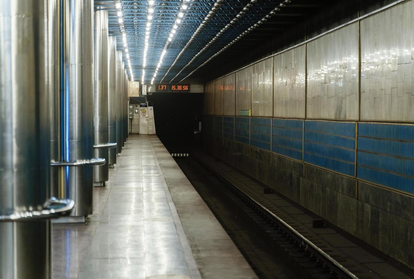 estación de metro vacía en el fondo de la noche foto