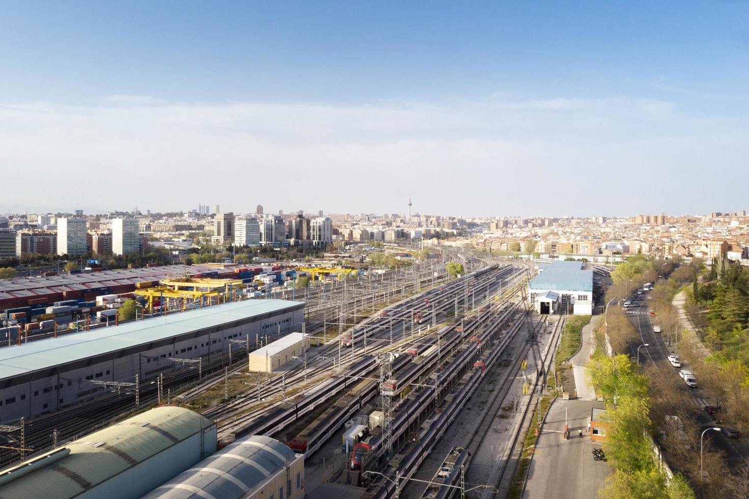 Vista aérea de trenes y ferrocarriles. foto