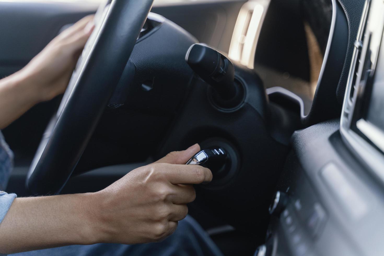 mujer arrancando el motor de su coche foto