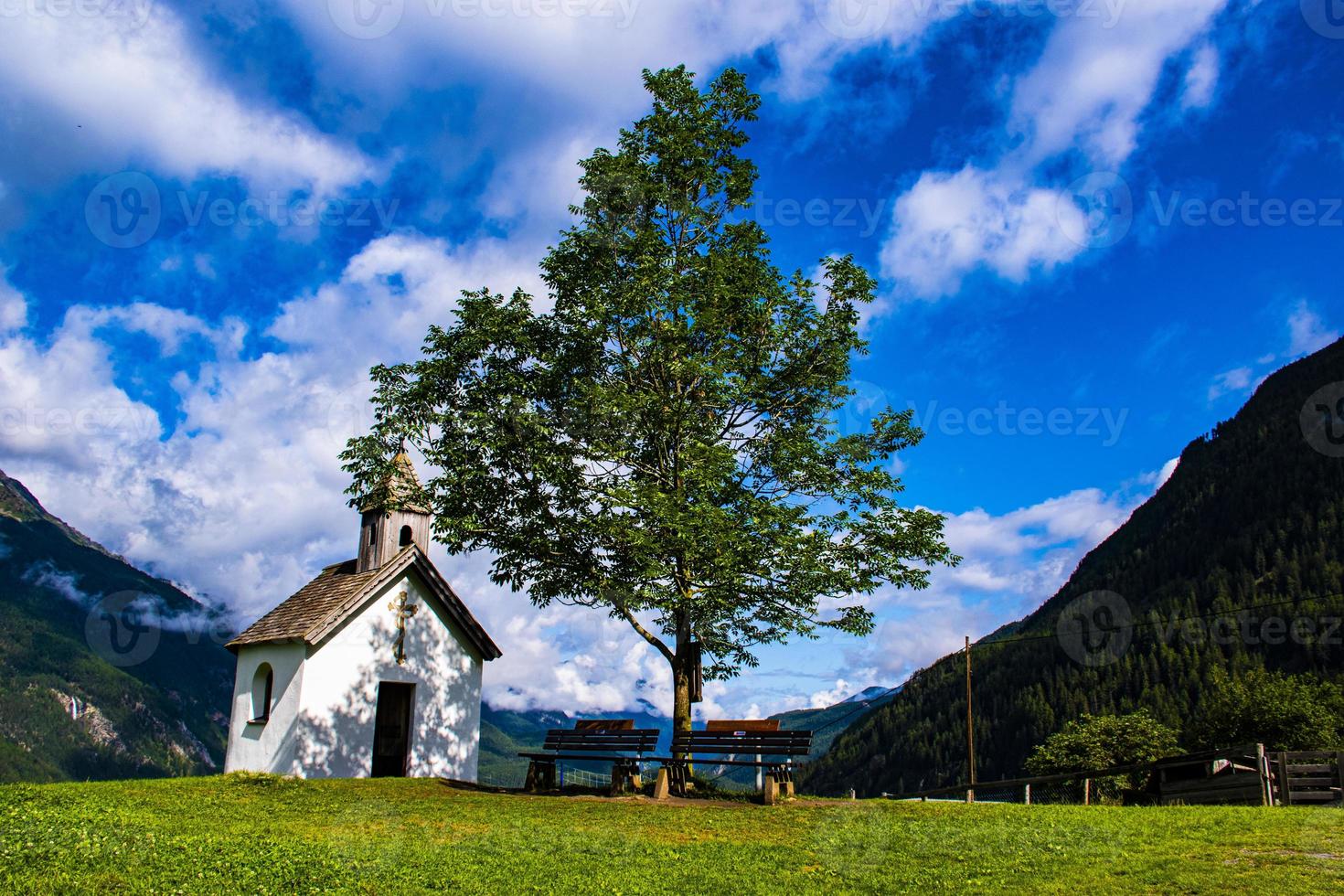 pequeña iglesia alpina foto