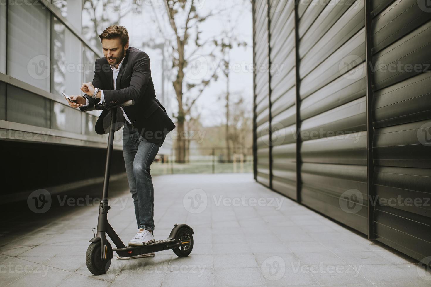 hombre apoyado en un scooter foto