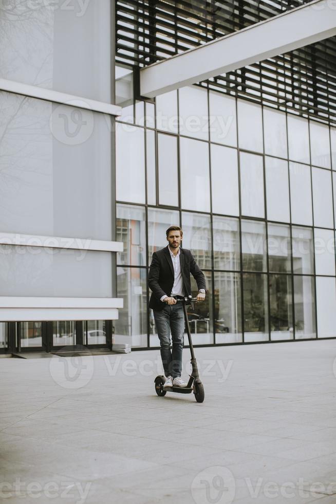 hombre de negocios, viajar, en, un, scooter foto