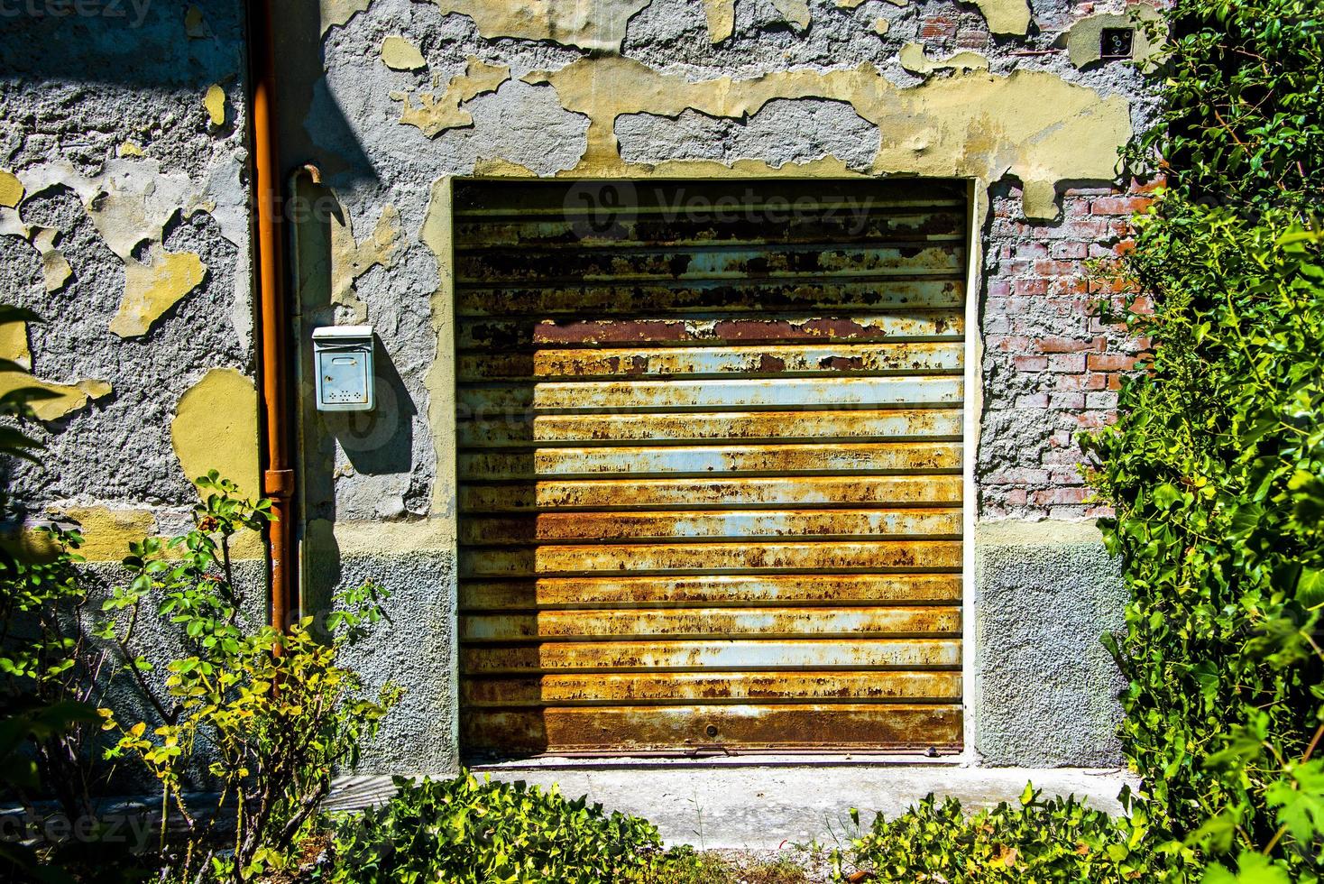 Contraventana de garaje vieja cerrada y oxidada foto