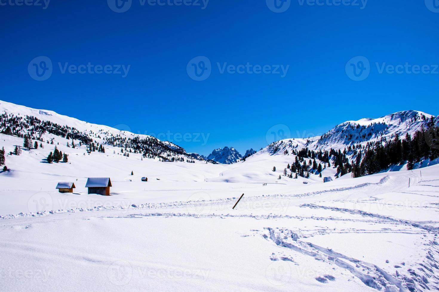 dolomitas nevadas y chozas foto