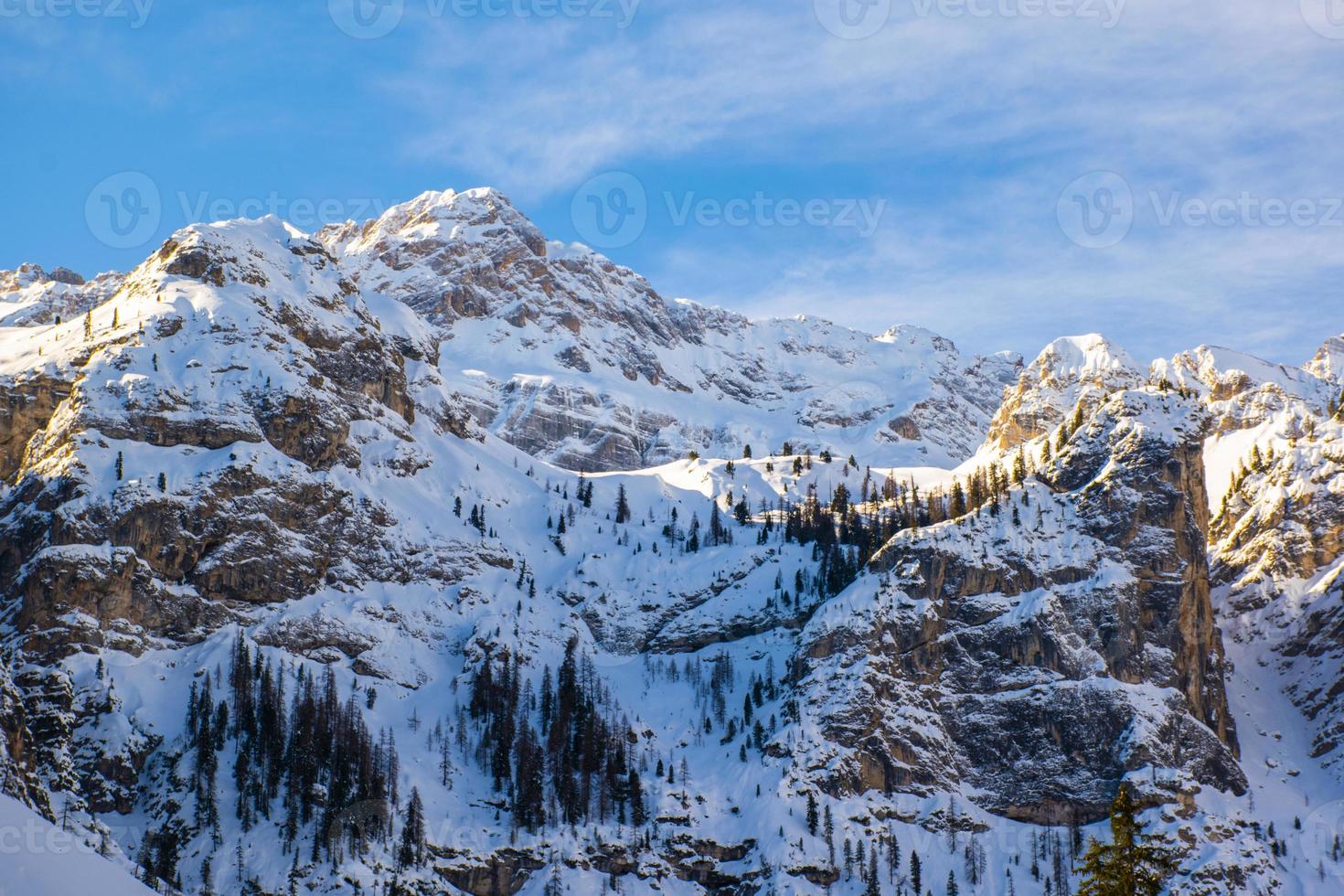 picos de dolomita con nieve foto