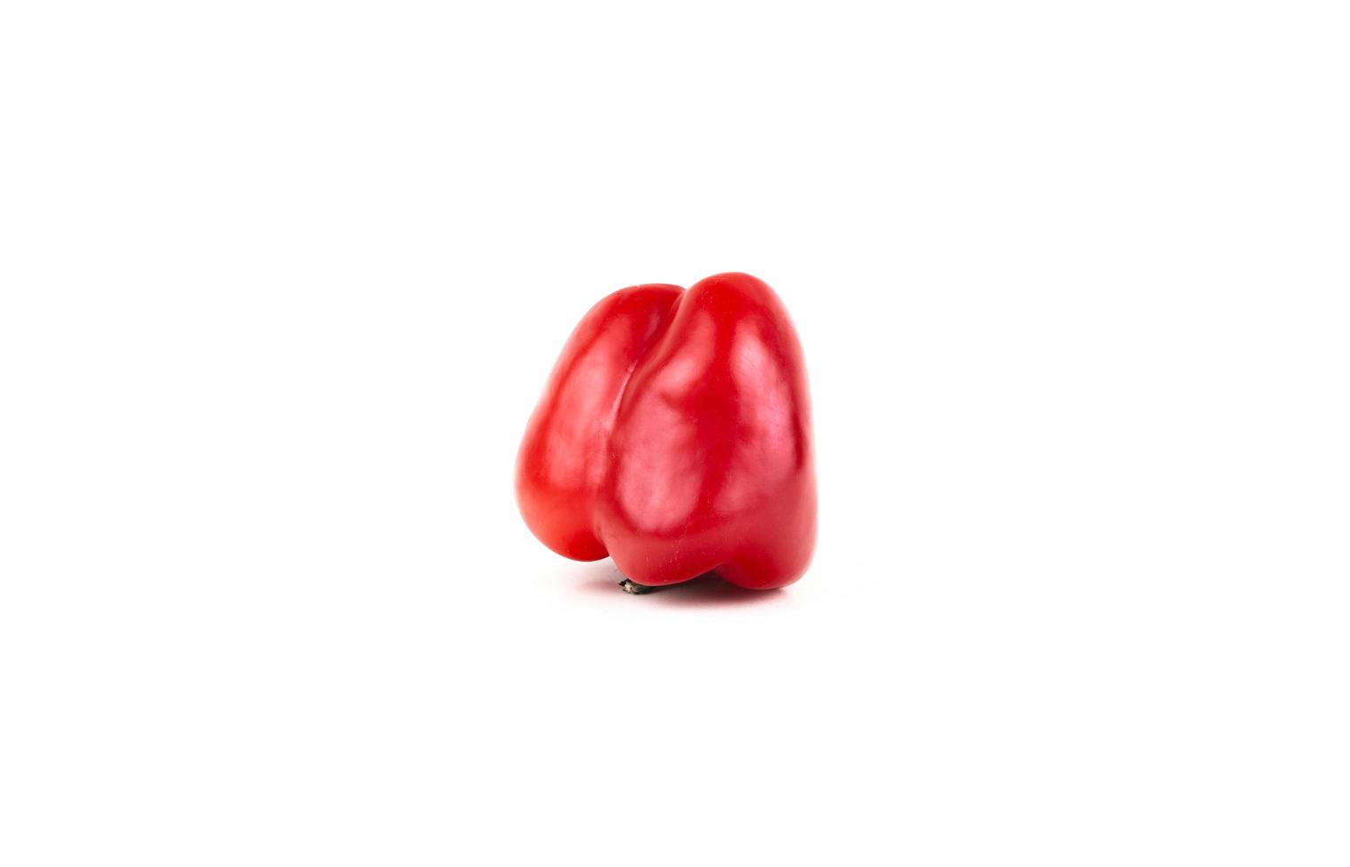 Un pimiento rojo dulce aislado sobre fondo blanco. foto