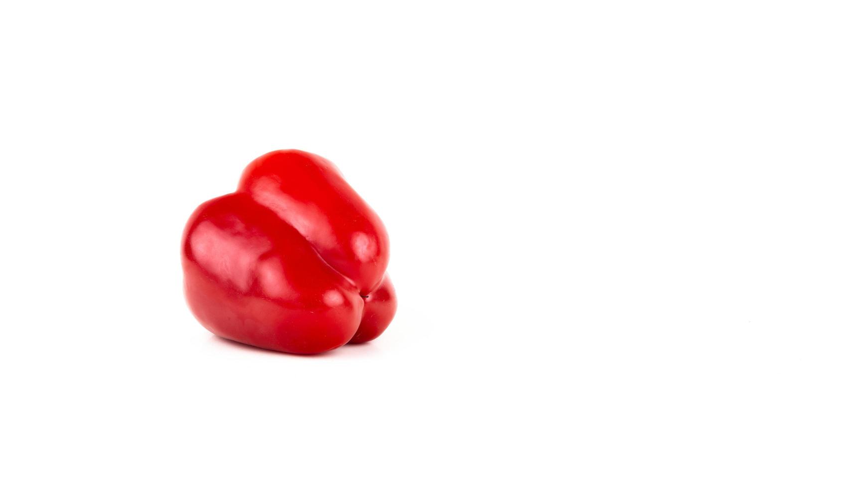 Un pimiento rojo dulce aislado sobre fondo blanco. foto