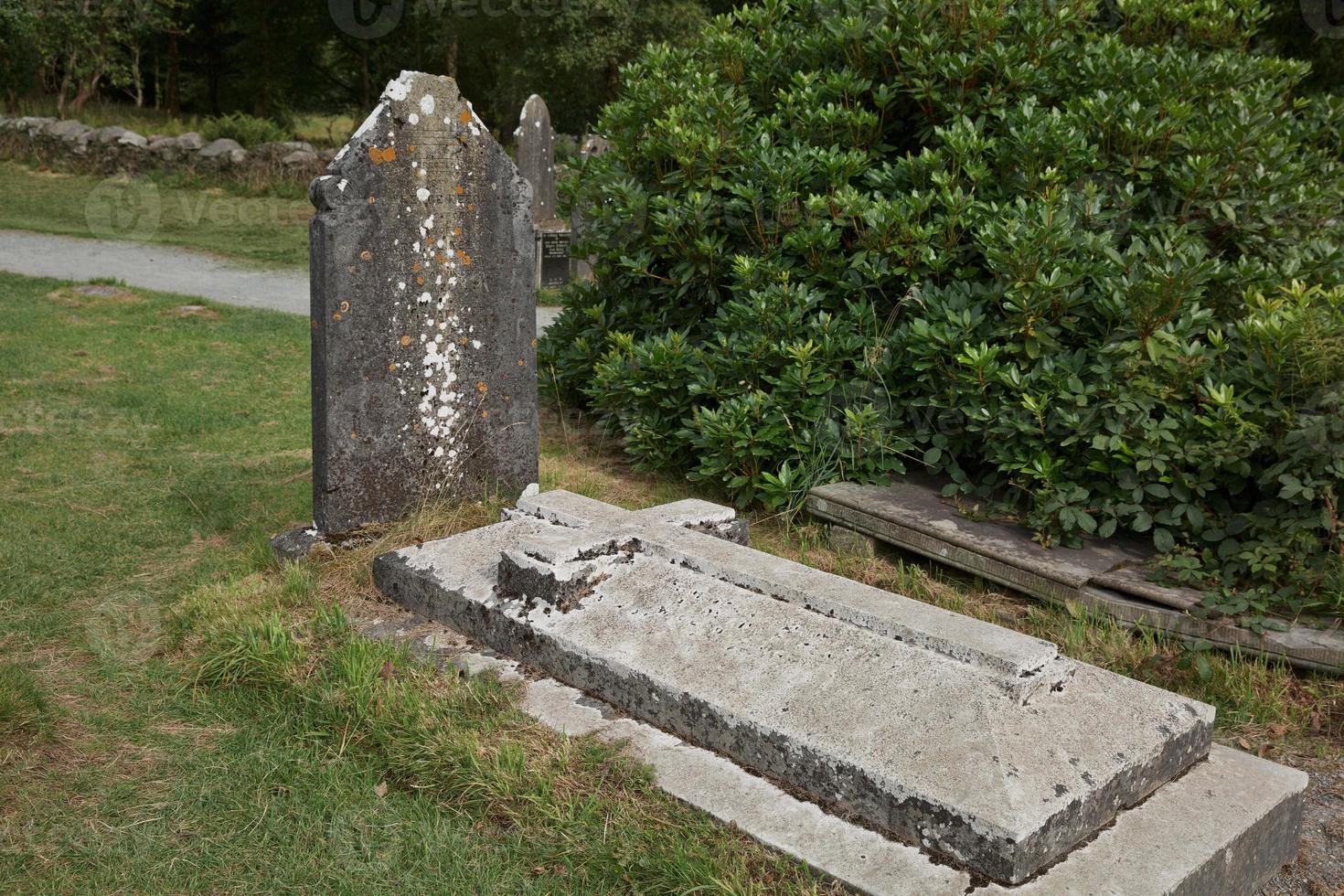 Ruinas de un asentamiento monástico, construido en el siglo VI en Glendalough, Irlanda foto