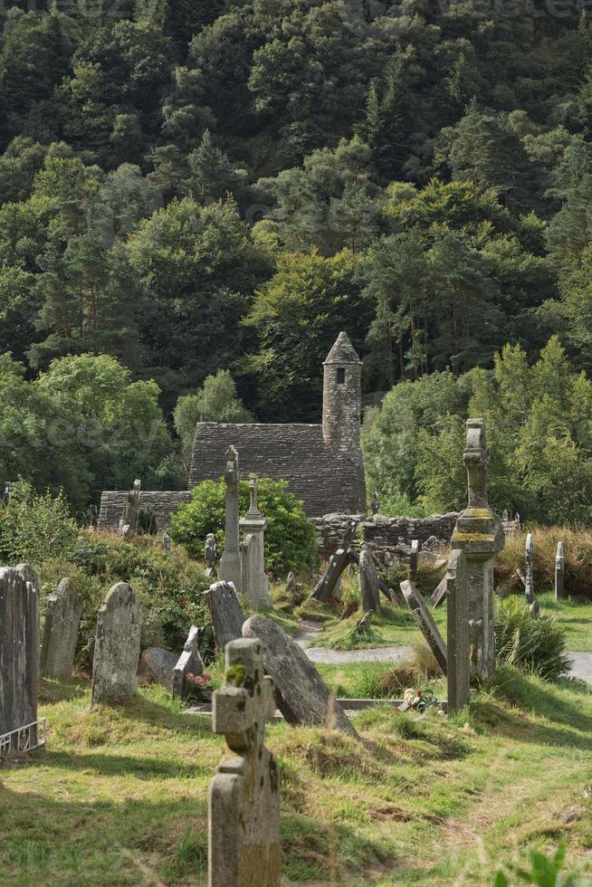 Ruinas de un asentamiento monástico, construido en el siglo VI en Glendalough, Irlanda foto